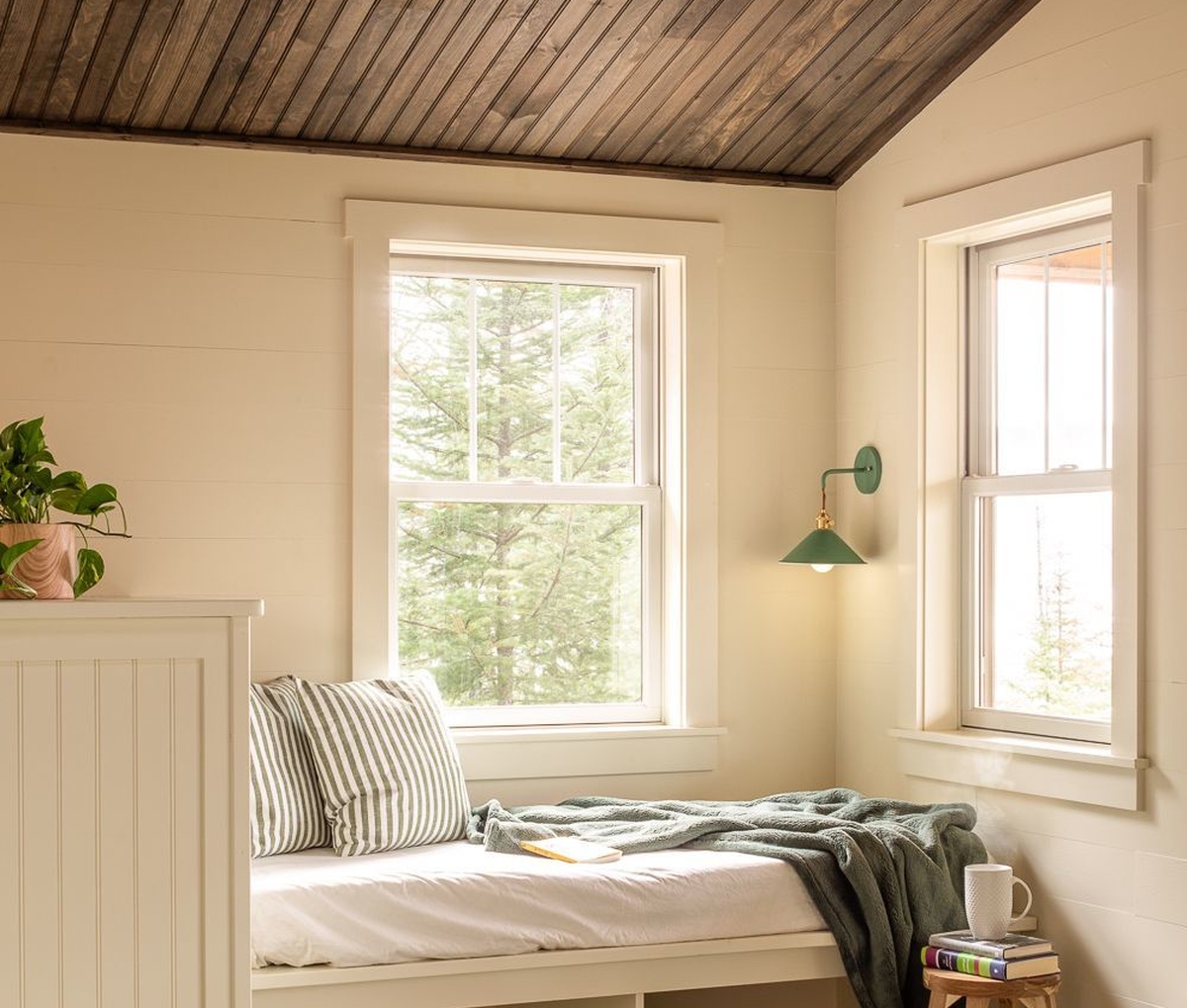 Built-in reading nook (Cliff Cottage)